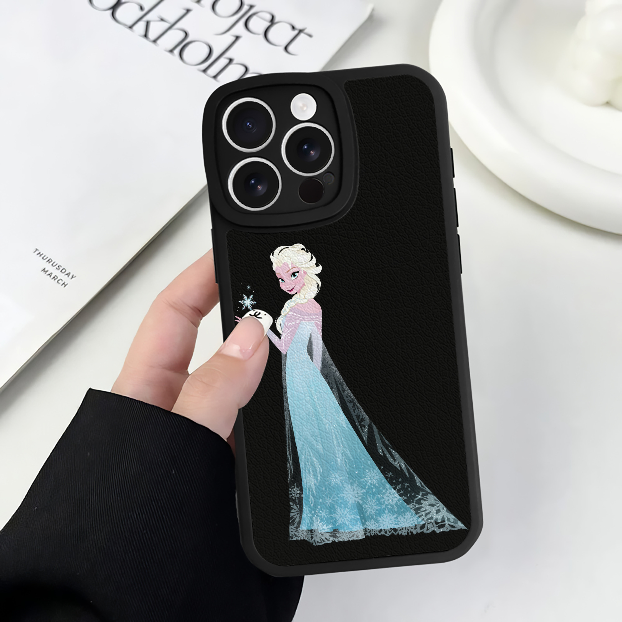 （画像用） アナと雪の女王 アンナ エルサ Frozen Anna Elsa 【iPhone 16シリーズ対応】シリコンスマホケース（レザー調） 材質：シリコン